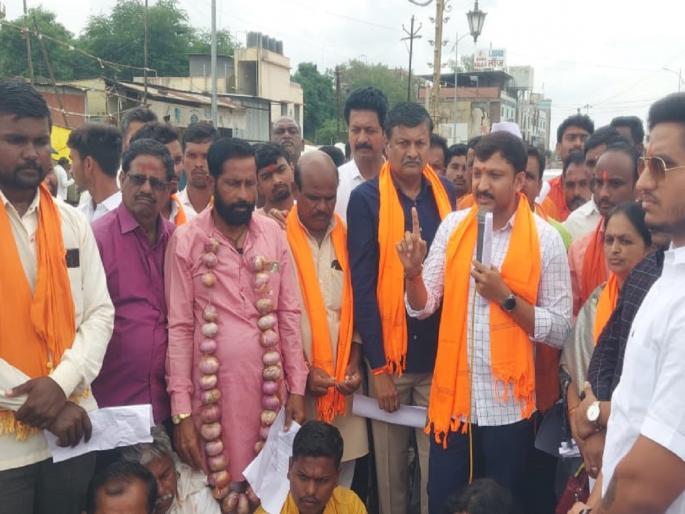 Holi of Onion Export Tax Ordinance; Shiv Sena Thackeray group protest protest in Tuljapur | कांदा निर्यात कर अध्यादेशाची होळी; शिवसेना ठाकरे गटाचे तुळजापुरात निषेध आंदोलन Holi of Onion Export Tax Ordinance; Shiv Sena Thackeray group protest protest in Tuljapur | कांदा निर्यात कर अध्यादेशाची होळी; शिवसेना ठाकरे गटाचे तुळजापुरात निषेध आंदोलन