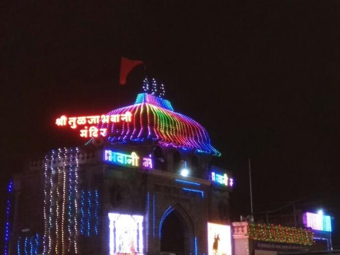 On the throne of Tulajbhavani, on the throne, the flow of devotees increased, strong rain started | तुळजाभवानी देवीची सिंहासनावर प्रतिष्ठापना, दर्शनासाठी मंदिरात भाविकांची गर्दी On the throne of Tulajbhavani, on the throne, the flow of devotees increased, strong rain started | तुळजाभवानी देवीची सिंहासनावर प्रतिष्ठापना, दर्शनासाठी मंदिरात भाविकांची गर्दी
