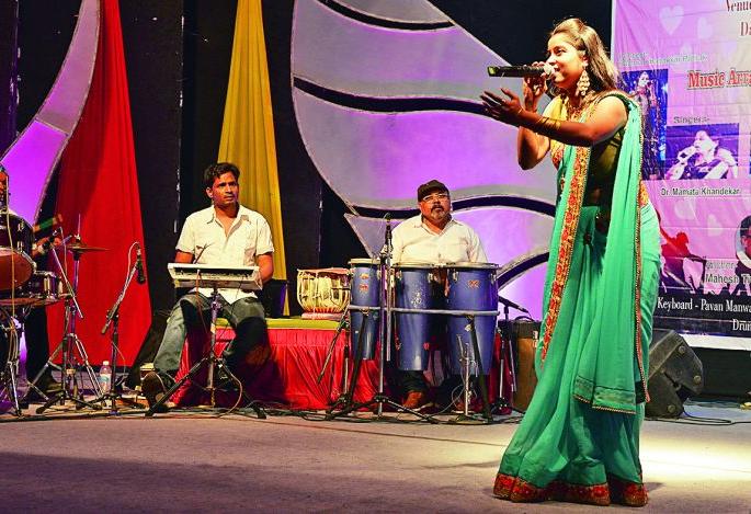 'Whatever you got ...' love songs Rizwv | ‘तुम जो मिल गये हो...’ प्रेमगीतांनी रिझविले 