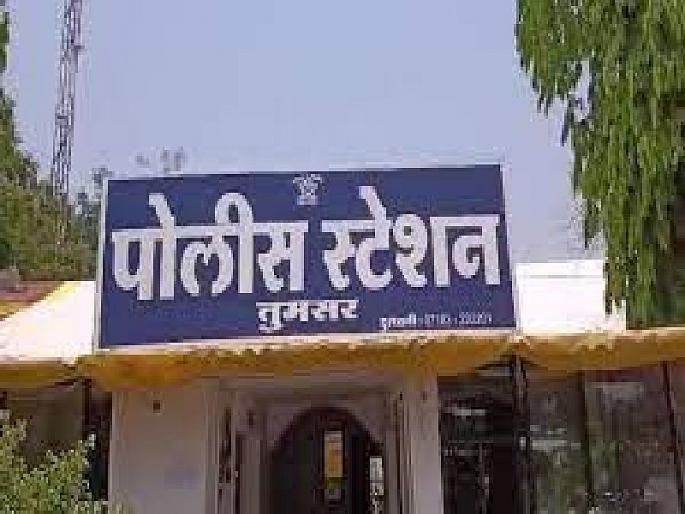 The Daen sisters, who had left the house in a fit of anger, were brought by the police | रागाच्या भरात घरून निघून गेलेल्या दाेन बहिणींना पोलिसांनी आणले शोधून The Daen sisters, who had left the house in a fit of anger, were brought by the police | रागाच्या भरात घरून निघून गेलेल्या दाेन बहिणींना पोलिसांनी आणले शोधून