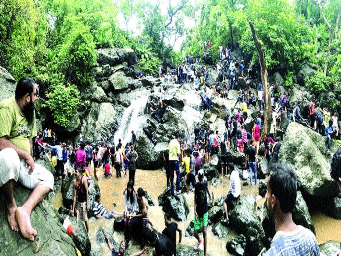 Rioting at Tungareshwar despite the ban; Tourist disregard, neglect of administration | बंदी असूनही तुंगारेश्वर येथे हुल्लडबाजी; पर्यटकांची बेफिकिरी, प्रशासनाचे दुर्लक्ष