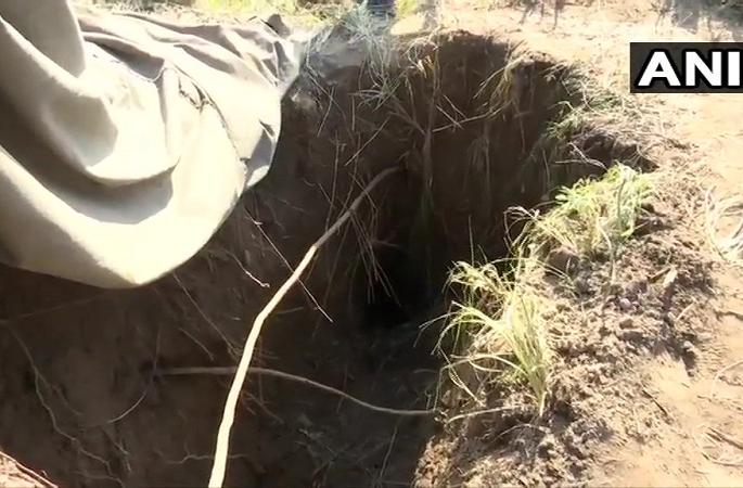 Jammu & Kashmir: Security forces deployed at the site where a tunnel has been found in Samba by Border Security Force (BSF) | सीमेवर बीएसएफच्या जवानांना सापडले मोठे भुयार, पाकमध्ये बनवलेल्या वाळूच्या पिशव्या जप्त  Jammu & Kashmir: Security forces deployed at the site where a tunnel has been found in Samba by Border Security Force (BSF) | सीमेवर बीएसएफच्या जवानांना सापडले मोठे भुयार, पाकमध्ये बनवलेल्या वाळूच्या पिशव्या जप्त