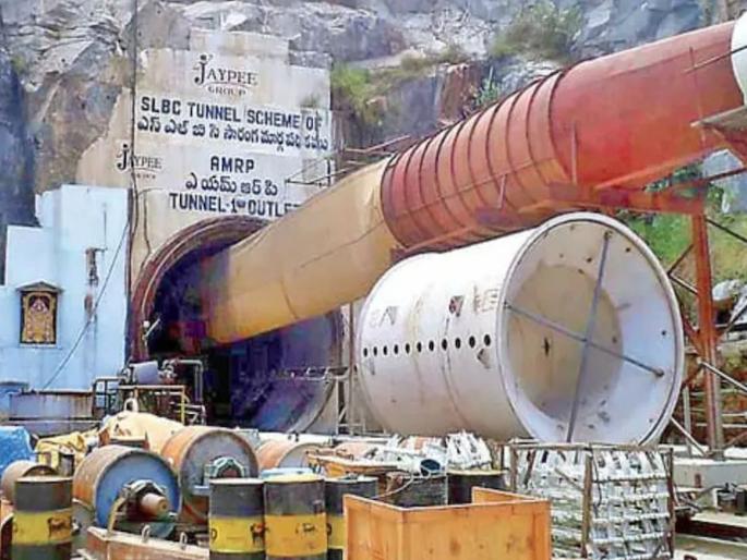 Major accident in Telangana, six workers trapped after part of tunnel collapses | तेलंगाणामध्ये मोठी दुर्घटना, बोगद्याचा काही भाग कोसळून सहा कामगार अडकले Major accident in Telangana, six workers trapped after part of tunnel collapses | तेलंगाणामध्ये मोठी दुर्घटना, बोगद्याचा काही भाग कोसळून सहा कामगार अडकले
