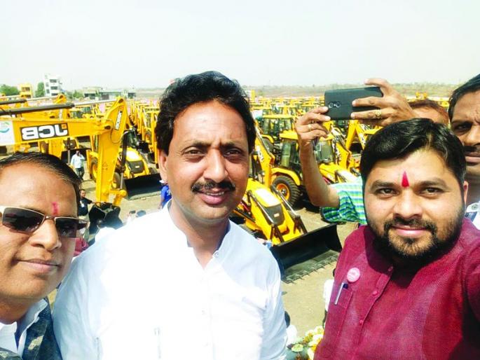 Ravi Kant Tupkar, Rahul Bondre's 'State Selfie'! Mimilon signs? | रविकांत तुपकर, राहुल बोंद्रे यांचा ‘राजकीय सेल्फी’! मनोमिलनाचे संकेत ? Ravi Kant Tupkar, Rahul Bondre's 'State Selfie'! Mimilon signs? | रविकांत तुपकर, राहुल बोंद्रे यांचा ‘राजकीय सेल्फी’! मनोमिलनाचे संकेत ?