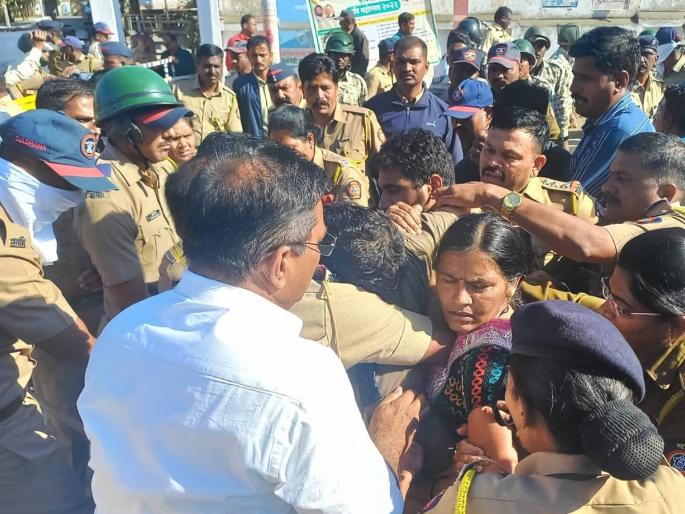 Ravikant Tupkar attempted self destruction police takes action in time | रविकांत तुपकरांचा आत्मदहनाचा प्रयत्न, कार्यकर्त्यांवर लाठीचार्ज Ravikant Tupkar attempted self destruction police takes action in time | रविकांत तुपकरांचा आत्मदहनाचा प्रयत्न, कार्यकर्त्यांवर लाठीचार्ज