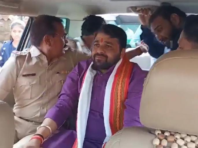 Police arrested Ravikant Tupkar; Soybean-cotton agitation likely to ignite | रविकांत तुपकरांना पोलिसांनी केली अटक; सोयाबीन-कापूस आंदोलन पेटण्याची शक्यता Police arrested Ravikant Tupkar; Soybean-cotton agitation likely to ignite | रविकांत तुपकरांना पोलिसांनी केली अटक; सोयाबीन-कापूस आंदोलन पेटण्याची शक्यता