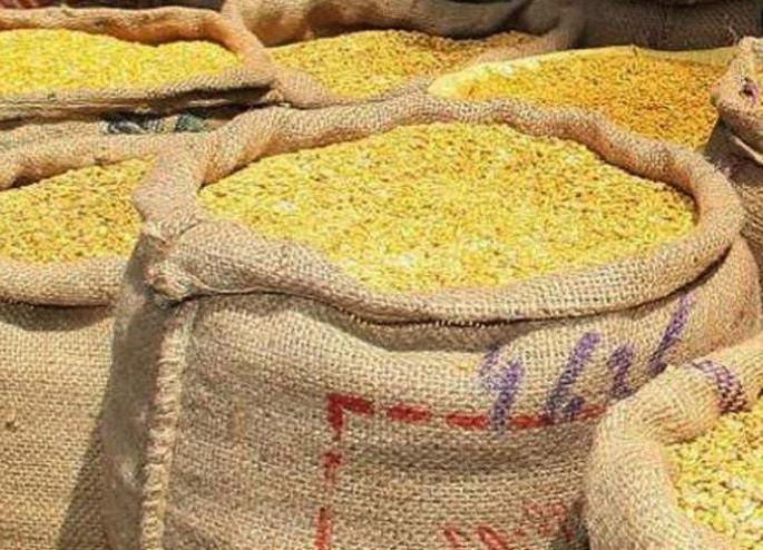 In Nagpur tur dal at 100! Customers will have to swipe down | नागपुरात तूर डाळ शंभरीकडे ! ग्राहकांचे कंबरडे मोडणार In Nagpur tur dal at 100! Customers will have to swipe down | नागपुरात तूर डाळ शंभरीकडे ! ग्राहकांचे कंबरडे मोडणार
