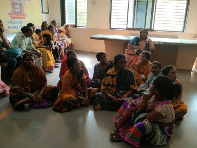 Vote in the village, but ban alcohol; Women of Tura village appeal to the District Collector | गावात मतदान घ्या, पण दारूबंदी कराच; तुरा गावच्या महिलांचे जिल्हाधिकाऱ्यांना साकडे Vote in the village, but ban alcohol; Women of Tura village appeal to the District Collector | गावात मतदान घ्या, पण दारूबंदी कराच; तुरा गावच्या महिलांचे जिल्हाधिकाऱ्यांना साकडे