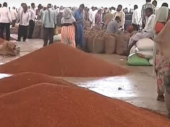 Registration of 3,000 farmers for sale of tur in washim | हमीभावाने तूर विक्रीसाठी ३० हजार शेतकऱ्यांची नोंदणी