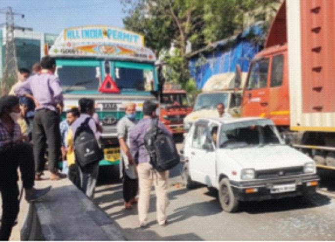 The car hit a vertical truck in Turbhe MIDC | तुर्भे एमआयडीसीमध्ये उभ्या ट्रकला कारची धडक The car hit a vertical truck in Turbhe MIDC | तुर्भे एमआयडीसीमध्ये उभ्या ट्रकला कारची धडक