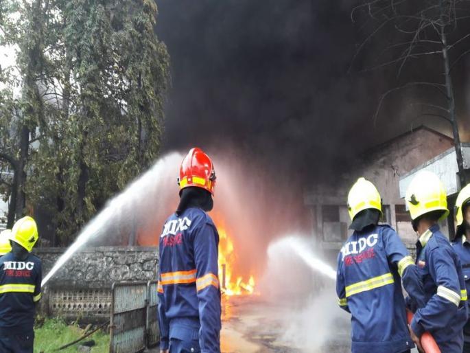 Navi Mumbai: In a company of Turbhe MIDC, the Bhishan Agnathandav | नवी मुंबई : तुर्भे एमआयडीसीतील एका कंपनीत भीषण अग्नितांडव