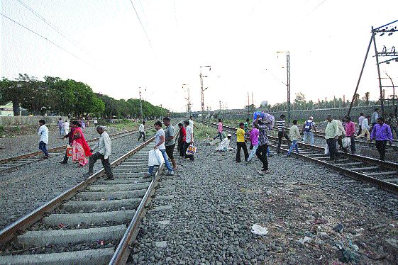  Railway Pedestrian Pool at Turbhe Naka: Ignoring Administration | तुर्भे नाका येथील रेल्वे पादचारी पूल : प्रशासनाचे दुर्लक्ष