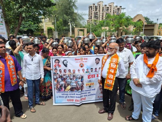 In the middle of the rainy season, there is a shortage of water in Turbhe; Handa Morcha of Shiv Sena against | ऐन पावसाळ्याच्या मध्यावर तुर्भेत पाणी टंचाई; शिवसेनेचा हांडा मोर्चा In the middle of the rainy season, there is a shortage of water in Turbhe; Handa Morcha of Shiv Sena against | ऐन पावसाळ्याच्या मध्यावर तुर्भेत पाणी टंचाई; शिवसेनेचा हांडा मोर्चा