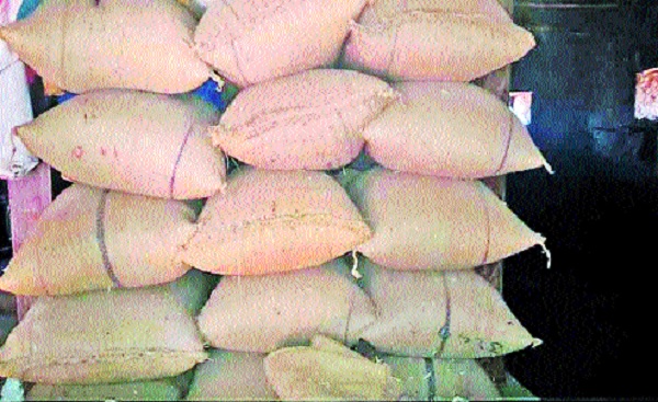 Eight quintals of tur in Jat taluka, the center closed from May 16: Buy merchants at a lower rate | आठशे क्विंटल तूर जत तालुक्यात पडून केंद्र १६ मेपासून बंद : व्यापाऱ्यांकडून कमी दराने खरेदी