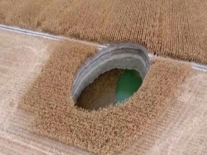 High crop! Huge 'wells' formed in the fields! Farmers in Turkey brought disaster on themselves | जास्त पीक! शेतात तयार झाल्या प्रचंड 'विहिरी'! तुर्कीतील शेतकऱ्यांनी स्वतःहून ओढवून घेतलेली आपत्ती High crop! Huge 'wells' formed in the fields! Farmers in Turkey brought disaster on themselves | जास्त पीक! शेतात तयार झाल्या प्रचंड 'विहिरी'! तुर्कीतील शेतकऱ्यांनी स्वतःहून ओढवून घेतलेली आपत्ती