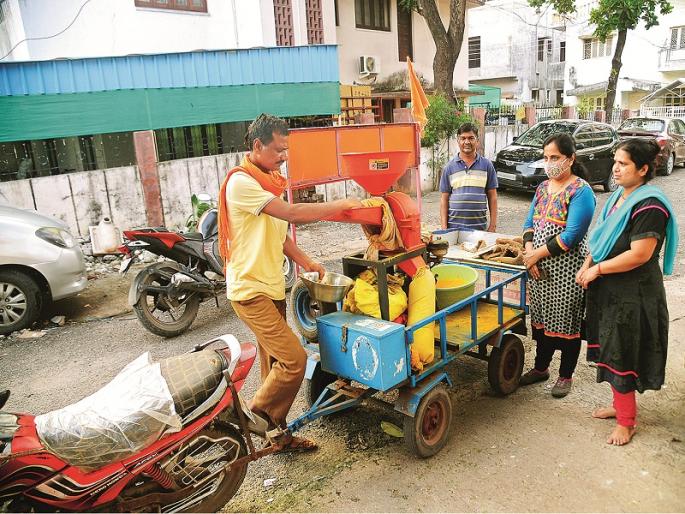 Due to the loss in agriculture, he made desi jugaad and earned money by grinding pure turmeric in front of customers eyes | शेतीत तोटा झाल्याने देशी जुगाड केला, शुद्ध हळद डोळ्यांसमोर दळून देत पैसा कमावला Due to the loss in agriculture, he made desi jugaad and earned money by grinding pure turmeric in front of customers eyes | शेतीत तोटा झाल्याने देशी जुगाड केला, शुद्ध हळद डोळ्यांसमोर दळून देत पैसा कमावला