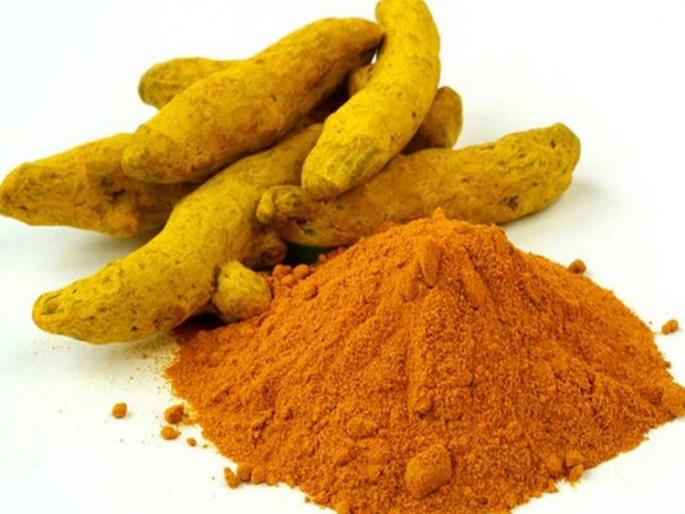 farmers' turmeric get spoiled due to rain in Hingoli market yard | हिंगोली मार्केट यार्डात शेतकऱ्यांच्या हळदीवर पावसाचे पाणी 