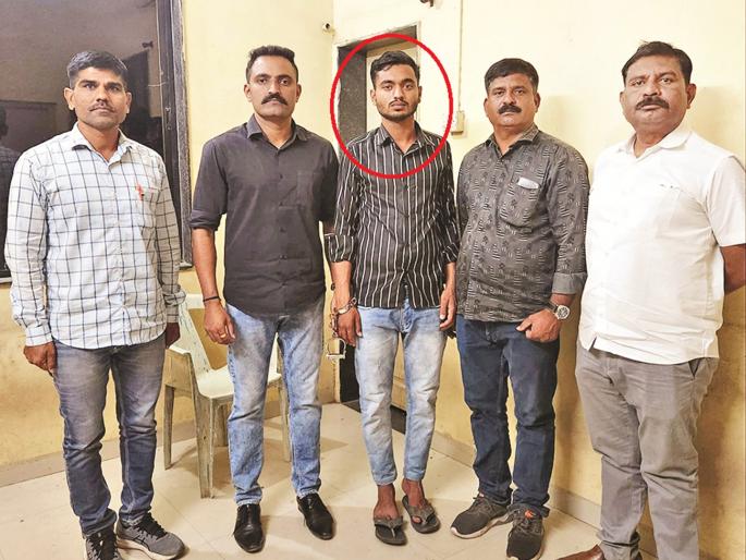 Placed a handkerchief on the handcuffs, slept in a sugarcane farm at night; The absconding accused of rape was found in Chhatrapati Sambhajinagar | हातकडीवर रुमाल ठेवला, रात्री उसात झोपला; बलात्काराच्या गुन्ह्यातील पळालेला आरोपी सापडला Placed a handkerchief on the handcuffs, slept in a sugarcane farm at night; The absconding accused of rape was found in Chhatrapati Sambhajinagar | हातकडीवर रुमाल ठेवला, रात्री उसात झोपला; बलात्काराच्या गुन्ह्यातील पळालेला आरोपी सापडला