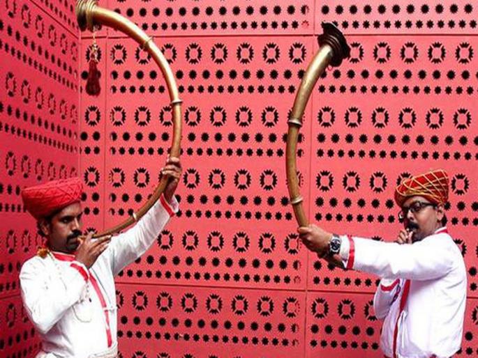 Symbol of a political party, controversy over Trumpet business! Possibility of not getting invitation from other parties, organizers | राजकीय पक्षाचे चिन्ह, तुतारी व्यवसायावर गंडांतर! अन्य पक्ष, आयोजकांकडून निमंत्रण न मिळण्याची शक्यता Symbol of a political party, controversy over Trumpet business! Possibility of not getting invitation from other parties, organizers | राजकीय पक्षाचे चिन्ह, तुतारी व्यवसायावर गंडांतर! अन्य पक्ष, आयोजकांकडून निमंत्रण न मिळण्याची शक्यता