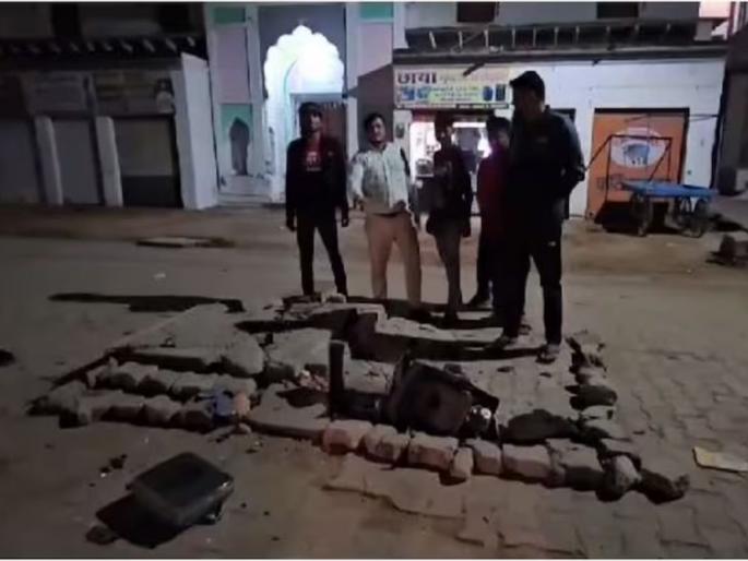 fans angry with team indias defeat in criket world cup picked up tv from shop and broke them jhansi | वर्ल्ड कपमध्ये टीम इंडियाचा पराभव होताच फॅन्स संतप्त; दुकानातून TV उचलला अन् फोडला