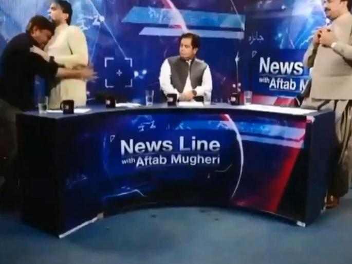 PTI's Masroor Ali Siyal attacks president Karachi press club Imtiaz Khan on live news show | Video: लाइव्ह शो दरम्यान भिडले पॅनेलिस्ट; पाकिस्तानी चॅनेलवरील राड्याचा व्हिडीओ व्हायरल PTI's Masroor Ali Siyal attacks president Karachi press club Imtiaz Khan on live news show | Video: लाइव्ह शो दरम्यान भिडले पॅनेलिस्ट; पाकिस्तानी चॅनेलवरील राड्याचा व्हिडीओ व्हायरल