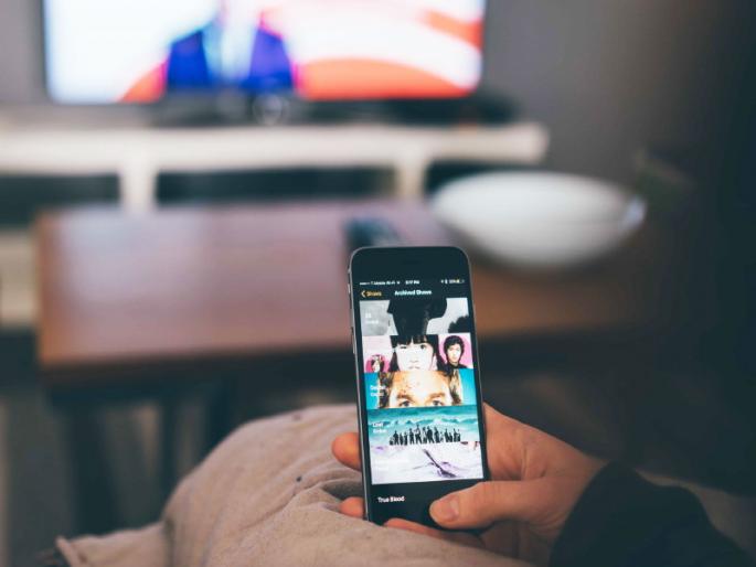 TV watching less than due to Mobile watching ? | मोबाईलमुळे टीव्ही पाहणारा प्रेक्षक होतोय कमी? TV watching less than due to Mobile watching ? | मोबाईलमुळे टीव्ही पाहणारा प्रेक्षक होतोय कमी?