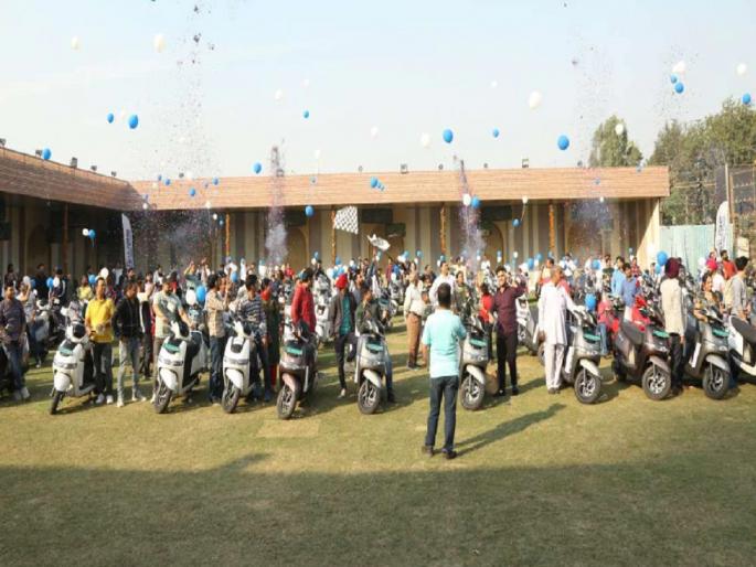 tvs iqube electric scooters 200 unit delivered in delhi in single day | क्या बात है! TVS ने एकाच दिवसात 200 इलेक्ट्रिक स्कूटर ग्राहकांना केल्या सुपूर्द! 