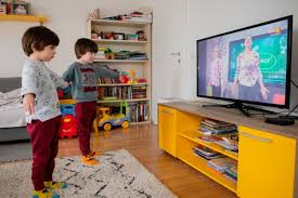 Vietnamese children's school- 'TV'-virtual education | व्हिएतनामच्या मुलांची शाळा ‘टी.व्ही.’त भरते Vietnamese children's school- 'TV'-virtual education | व्हिएतनामच्या मुलांची शाळा ‘टी.व्ही.’त भरते