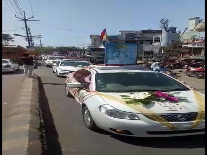 Twenty-two year girl taken to Jain Diksha | चाळीसगावला बावीस वर्षीय युवतीने घेतली जैन दिक्षा Twenty-two year girl taken to Jain Diksha | चाळीसगावला बावीस वर्षीय युवतीने घेतली जैन दिक्षा