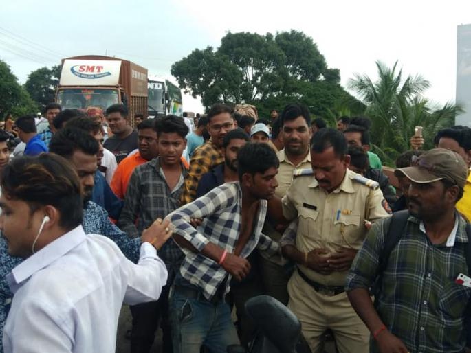 in ahmednagar youth beats 2 persons trying two flee with 2 month old girl | भरदिवसा चिमुरडीला पळवण्याचा प्रयत्न; तरुणांकडून भामट्यांची धुलाई in ahmednagar youth beats 2 persons trying two flee with 2 month old girl | भरदिवसा चिमुरडीला पळवण्याचा प्रयत्न; तरुणांकडून भामट्यांची धुलाई