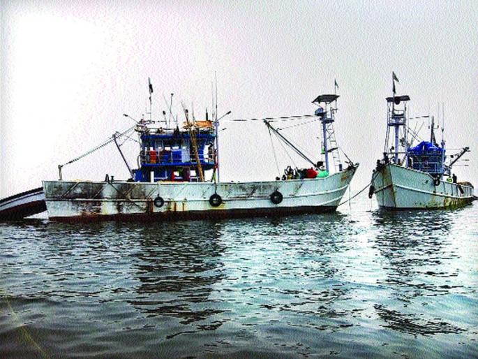 Two suspects were caught by the coastguard | दोन संशयित बोटी कोस्टगार्डने पकडल्या Two suspects were caught by the coastguard | दोन संशयित बोटी कोस्टगार्डने पकडल्या