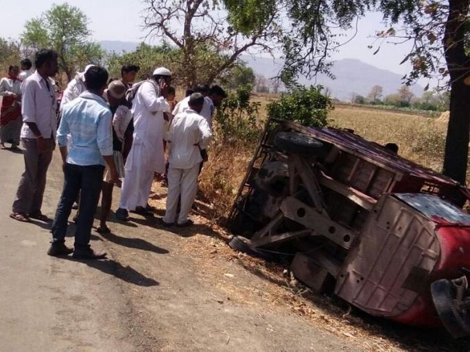 Two cricketers killed in accident | रिक्षा उलटून सोयगाव तालुक्यातील दोन क्रिकेट खेळाडू ठार, ११ खेळाडू व चालक जखमी Two cricketers killed in accident | रिक्षा उलटून सोयगाव तालुक्यातील दोन क्रिकेट खेळाडू ठार, ११ खेळाडू व चालक जखमी