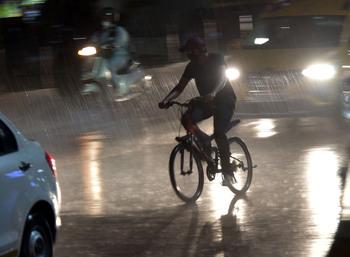 Rainfall in Nagpur for next three days: 10 mm rainfall recorded in 24 hours | नागपुरात पुढील तीन दिवस पावसाचे : २४ तासात १० मिमी पावसाची नोंद Rainfall in Nagpur for next three days: 10 mm rainfall recorded in 24 hours | नागपुरात पुढील तीन दिवस पावसाचे : २४ तासात १० मिमी पावसाची नोंद