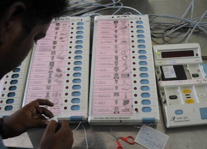 Two EVMs will be installed in the southwest and south | Maharashtra Assembly Election 2019 : दक्षिण-पश्चिम व दक्षिणमध्ये लागणार दोन ईव्हीएम Two EVMs will be installed in the southwest and south | Maharashtra Assembly Election 2019 : दक्षिण-पश्चिम व दक्षिणमध्ये लागणार दोन ईव्हीएम