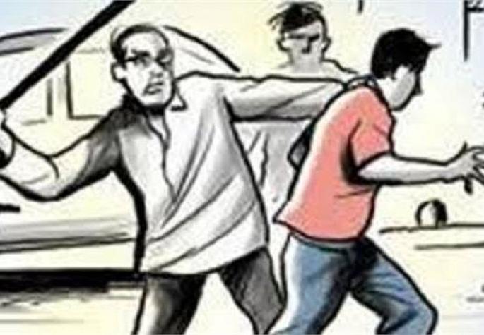Two farmers beaten by Revenue department squad in Akola | वाळू माफिया समजून दोन शेतकऱ्यांना मारहाण Two farmers beaten by Revenue department squad in Akola | वाळू माफिया समजून दोन शेतकऱ्यांना मारहाण