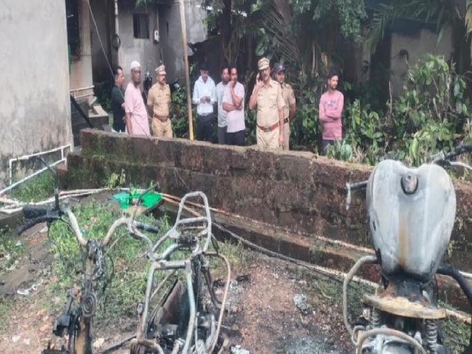 Two wheelers burnt by unidentified persons in Ratnagiri at midnight | रत्नागिरीत मध्यरात्री अज्ञातांनी जाळल्या दुचाकी