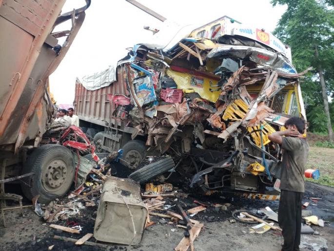 Two trucks full of collision hit | कोळशाने भरलेल्या दोन ट्रकची महामार्गावर समोरासमोर धडक, दोघं चालक ठार Two trucks full of collision hit | कोळशाने भरलेल्या दोन ट्रकची महामार्गावर समोरासमोर धडक, दोघं चालक ठार