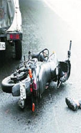 The college of the young man took the potholes | खड्ड्याने घेतला कॉलेज तरुणाचा जीव