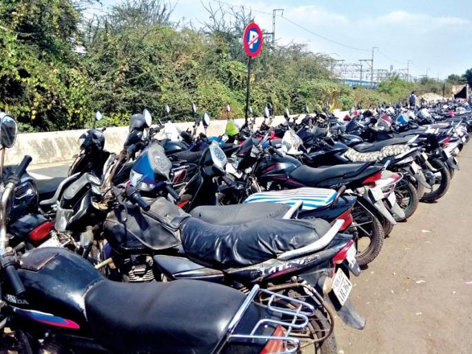A slowdown on two-wheelers; | दुचाकीविक्रेत्यांवर मंदीचे सावट; ऐन सणासुदीच्या दिवसात व्यावसायिकांवर संक्रांत A slowdown on two-wheelers; | दुचाकीविक्रेत्यांवर मंदीचे सावट; ऐन सणासुदीच्या दिवसात व्यावसायिकांवर संक्रांत