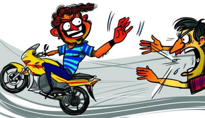 Theft of the car with three bikes | तीन दुचाकींसह कारची चोरी Theft of the car with three bikes | तीन दुचाकींसह कारची चोरी
