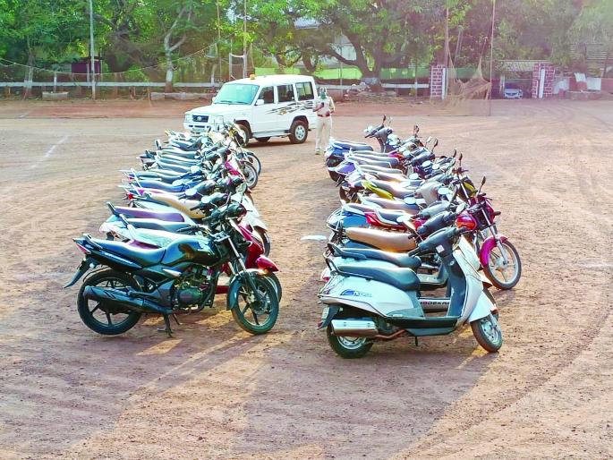 Four driver's licenses suspended, two wheels seized | CoronaVirus Lockdown : तब्बल ३५ वाहनचालकांचे परवाने निलंबित, दुचाकी केल्या जप्त Four driver's licenses suspended, two wheels seized | CoronaVirus Lockdown : तब्बल ३५ वाहनचालकांचे परवाने निलंबित, दुचाकी केल्या जप्त