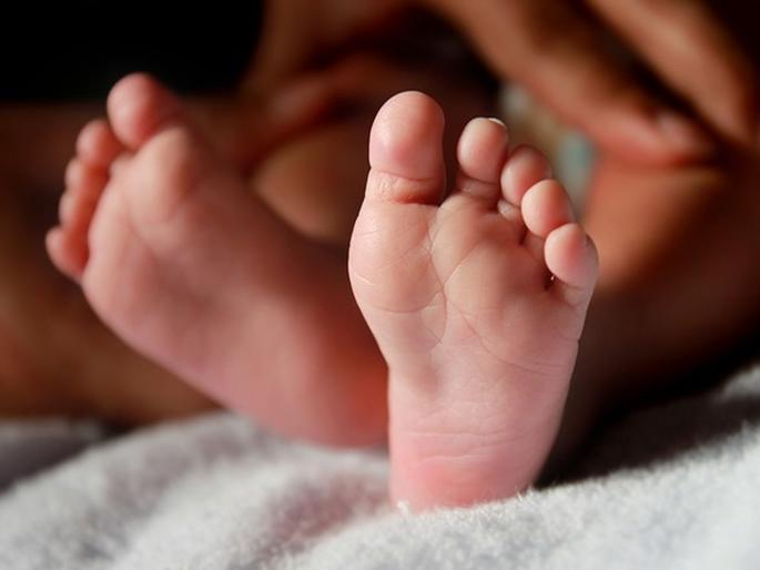 child dies after police repeatedly stopped vehicle for checking during lockdown kkg | पोलीस तपासणी जीवावर बेतली?; चौकशीसाठी वारंवार थांबवलेल्या कारमधील चिमुरड्याचा मृत्यू child dies after police repeatedly stopped vehicle for checking during lockdown kkg | पोलीस तपासणी जीवावर बेतली?; चौकशीसाठी वारंवार थांबवलेल्या कारमधील चिमुरड्याचा मृत्यू
