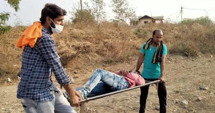Two seriously injured in a two-wheeler accident | दुचाकीच्या अपघातात दोन जण गंभीर जखमी Two seriously injured in a two-wheeler accident | दुचाकीच्या अपघातात दोन जण गंभीर जखमी