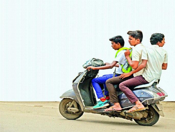 Unstoppable bikes in the hands of minors | अल्पवयीनांच्या हाती बेफाम दुचाकी Unstoppable bikes in the hands of minors | अल्पवयीनांच्या हाती बेफाम दुचाकी