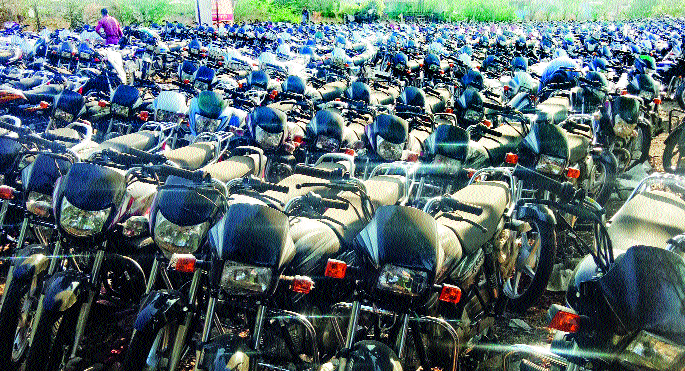 Due to drought and rising cost of production, the decline in vehicle sales in Sangli district is 30% | सांगली जिल्ह्यात वाहनांच्या विक्रीत ३० टक्के घट--दुष्काळ, वाढत्या किमतीचा परिणाम