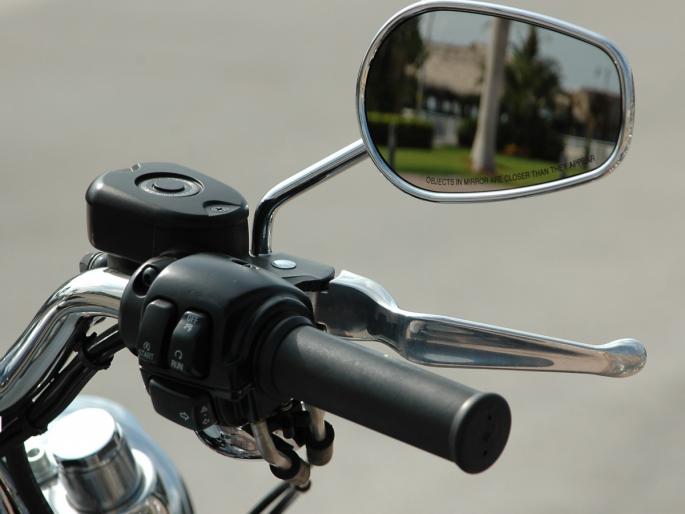 Your scooter and motorbike should have good mirrors | तुमच्या स्कूटर व मोटारसायकलचे आरसे व्यवस्थित हवेतच Your scooter and motorbike should have good mirrors | तुमच्या स्कूटर व मोटारसायकलचे आरसे व्यवस्थित हवेतच