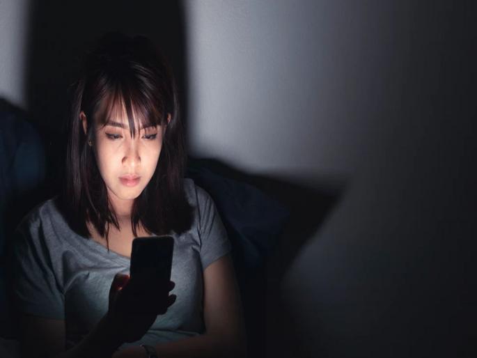 Research says Indians are in sleep problems due to video streaming services | कशाचाही विचार न करता सतत वेबसीरीज बघणाऱ्यांसाठी धक्कादायक बातमी!