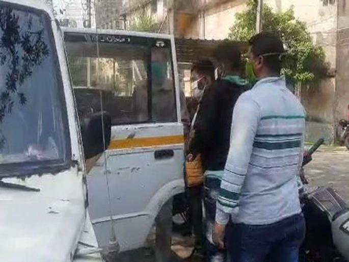 Raping 66 women two arrested west bengal police custody cell phone recovered microchips containing pictures | तब्बल ६६ जणींवर केला बलात्कार, महिलांना असं ओढायचा जाळ्यात, खुद्द पीडितेनंच सांगितली 'आपबीती'