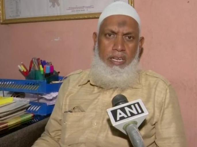 Mohammad noorudin a 51 year old man from hyderabad has cleared 10 examination after 33 yrs | अरे व्वा! इंग्रजी कच्चं असल्यानं ३३ वर्षांपासून दहावीला नापास होणारे 'चाचा' अखेर कोरोनामुळे पास