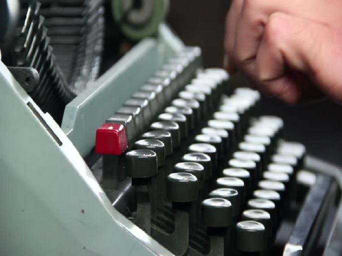 Typewriter tick will remain intact, decision to continue manual typing in addition to computer typing | टाइपरायटरची टिकटिक सुरूच राहणार, संगणक टंकलेखनासोबतच मॅन्युअल टंकलेखन सुरू ठेवण्याचा निर्णय  Typewriter tick will remain intact, decision to continue manual typing in addition to computer typing | टाइपरायटरची टिकटिक सुरूच राहणार, संगणक टंकलेखनासोबतच मॅन्युअल टंकलेखन सुरू ठेवण्याचा निर्णय